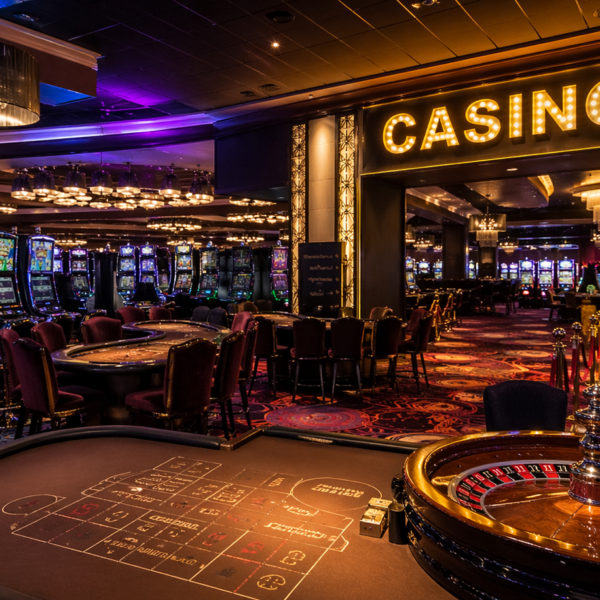 Intérieur du casino de Carnac avec machines à sous et tables de jeux en Bretagne