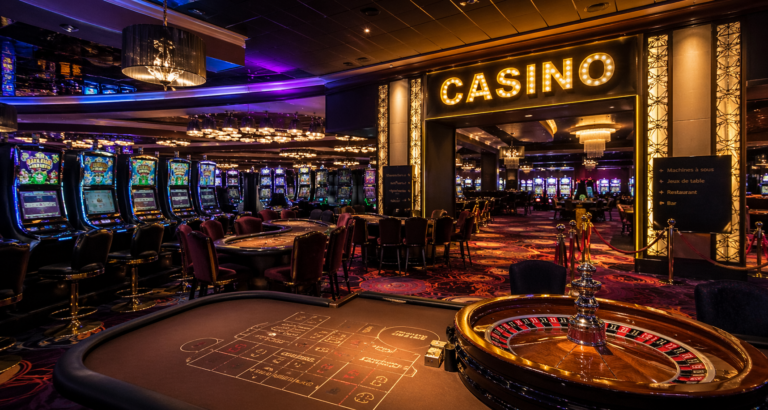 Intérieur du casino de Carnac avec machines à sous et tables de jeux en Bretagne